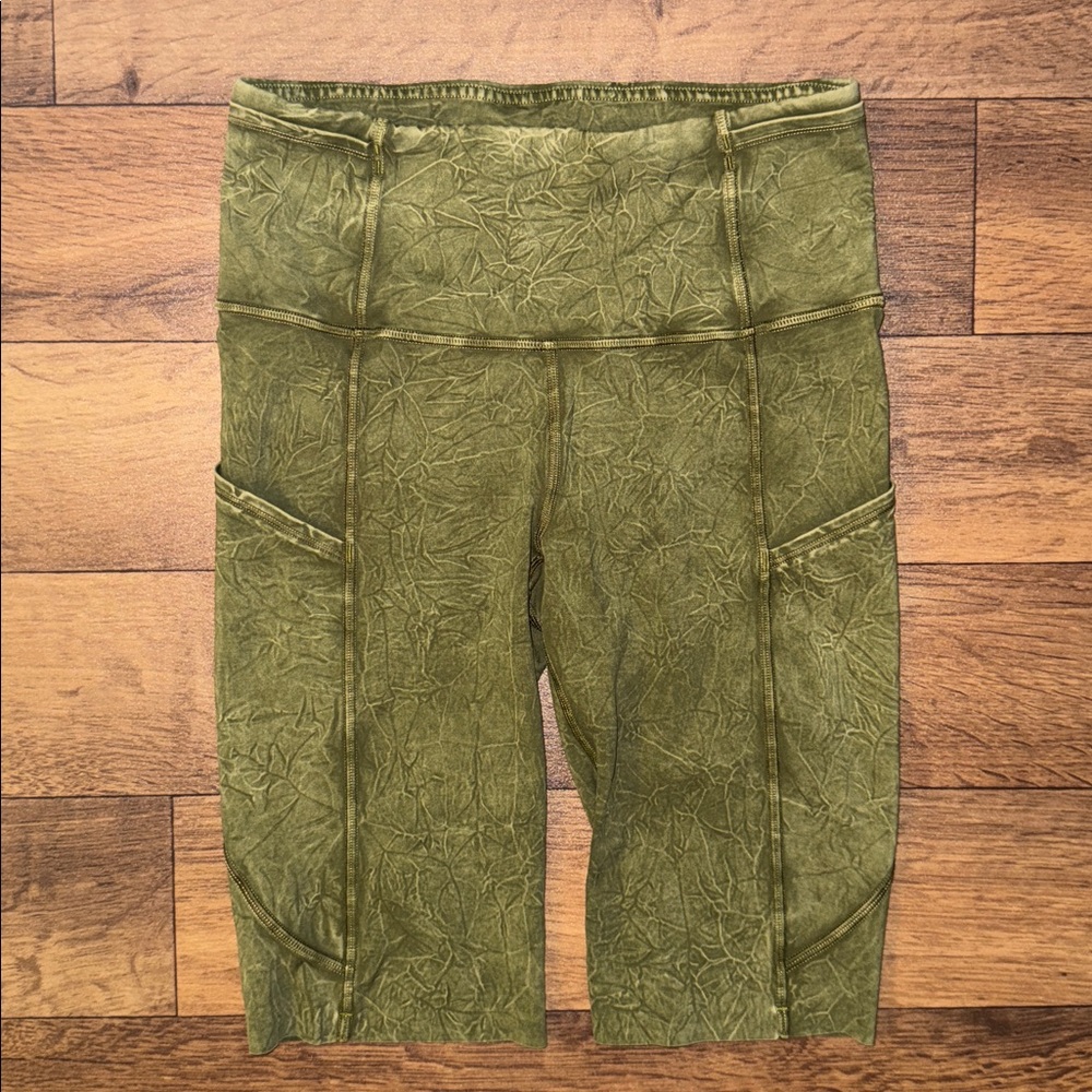 Lululemon Size 4 Fast and Free Short 10" *Ice Dye
Ice Wash Moss Green Modest Gym - Picture 1 of 10